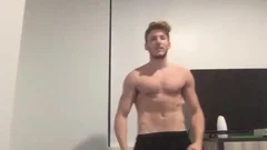 Bearded guy Masturbating In Live