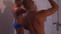 Polvazo de dos tios en las duchas publicas