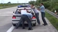 Preso Se Deja Comer Del Policia