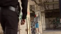 Dos Guardas De Seguridad Se Follan A Un Grafitero