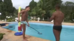 Pegando O flaccidador De Piscina