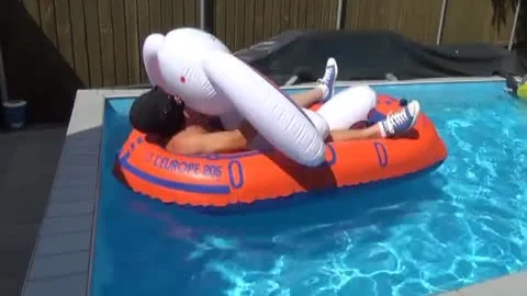 Lustvoll Ficke Ich Den Aufblashasen Im Schlauchboot Dann Im Pool Und Auf Der Luftmatratze Bespritze Ich Ihn Mit Sperma.