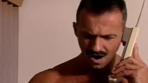 Marc West y dos chicos chupandose las pollas