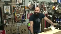 Brad Kalvo De Folla Al Dependiente