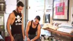 Model gets booty-slammed In three-some
