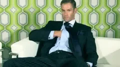 Muscled and pretty wanking solo
