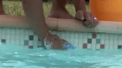 Baise à la piscine