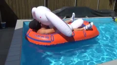 Lustvoll Ficke Ich Den Aufblashasen Im Schlauchboot Dann Im Pool Und Auf Der Luftmatratze Bespritze Ich Ihn Mit Sperma.