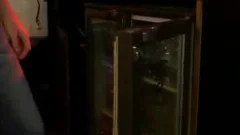 Jovenes Encima De La Barra Del Bar
