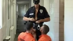 trio Entre Reclusos Y Policia