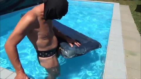 Alte DDR Luftmatratze Aus Den70.iger Jahren Mit GroÃŸer Gummiwulst Ficken Im Pool Und Auf Der Doppelluftmatratze Bis Sie Vollgewichst Ist !