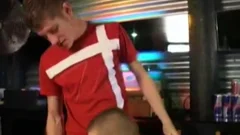 Jovenes Encima De La Barra Del Bar