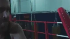 Boxeador cachondo follando con entrenador en el ring