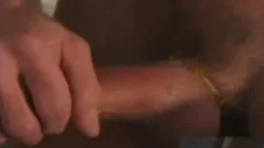 Pareja de musculosos follando en el sofa