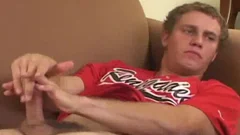 Amateur gets masturbating