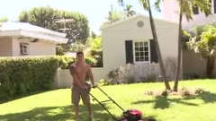 fine Muscle Hunk receives his penis sucked & driled