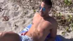 Latinos Cogiendo bareback En La Playa
