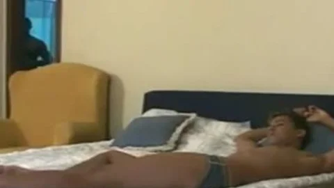 Bodybuilder receives hammered By twink